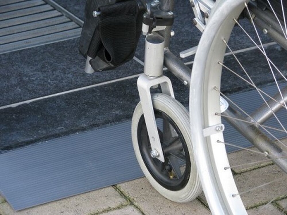 een kleine dorpel die een kleine drempel toegankelijk maakt voor een rolstoel