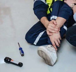 iemand zit en neemt zijn been vast