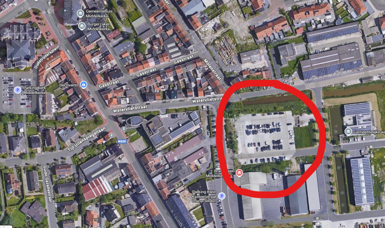 Foto van een kaart met een aanduiding naar de parking