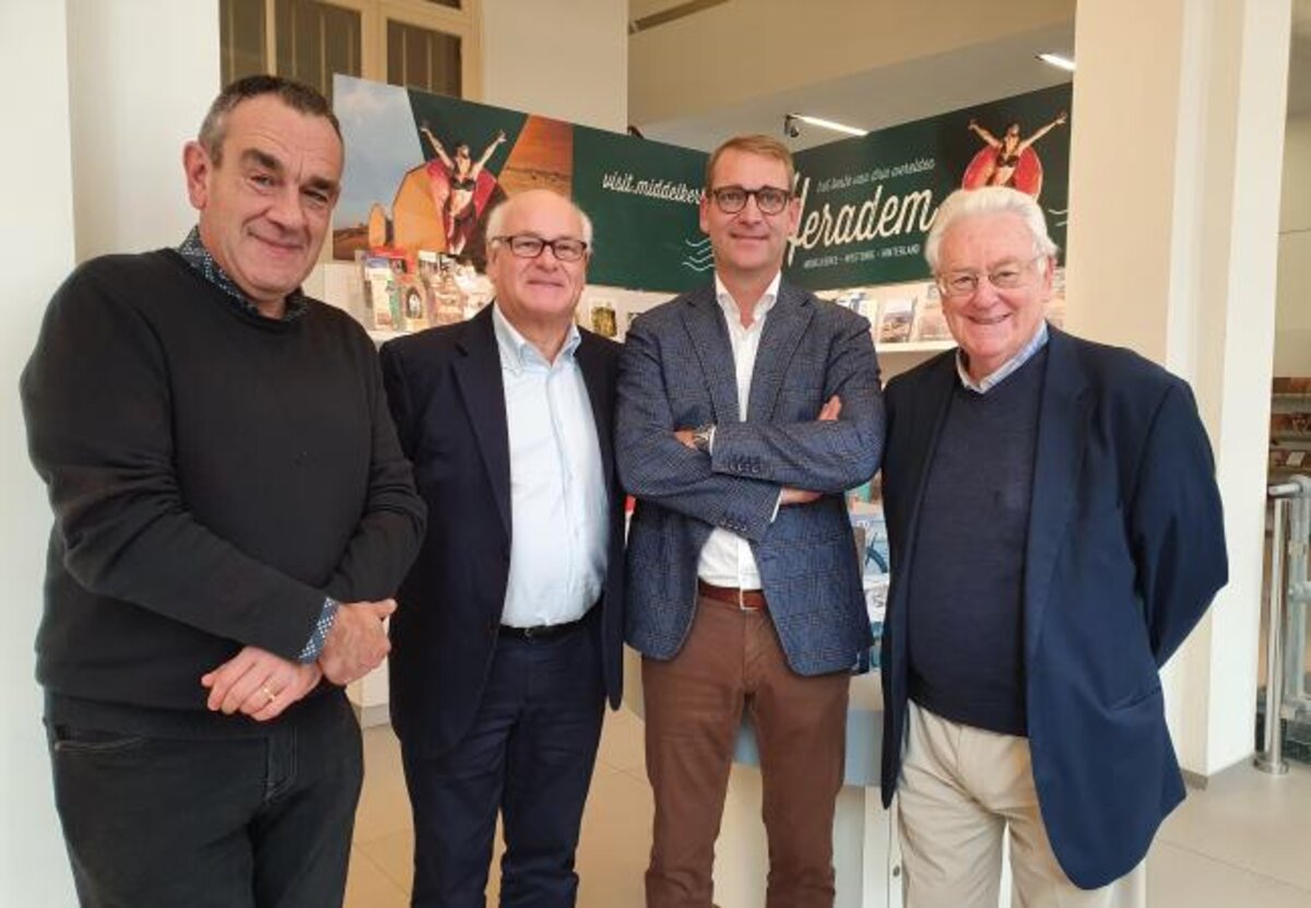 Pioniers Alain Bloeykens, Peter Germonprez en Georges Keters blikken samen met schepen Tom Dedecker vooruit op 25 jaar Champagneweekend