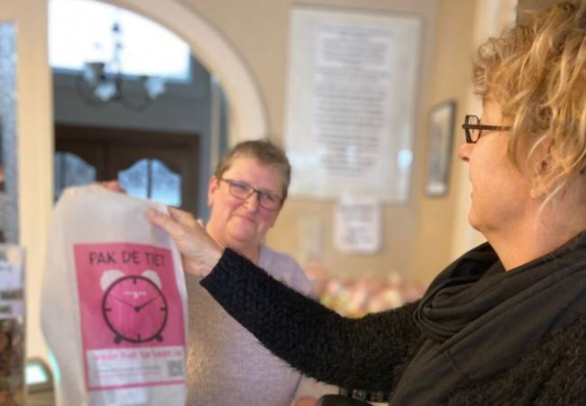 Roze 'pak de tiet'-broodzakken veroveren Middelkerkse huishoudens. - foto gemeente Middelkerke
