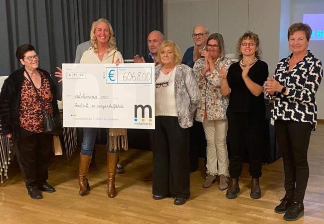 Een delegatie van de adviesraad voor toegankelijkheid en inclusie nam een cheque van € 6068 in ontvangst uit handen van schepen Natacha Lejaeghere