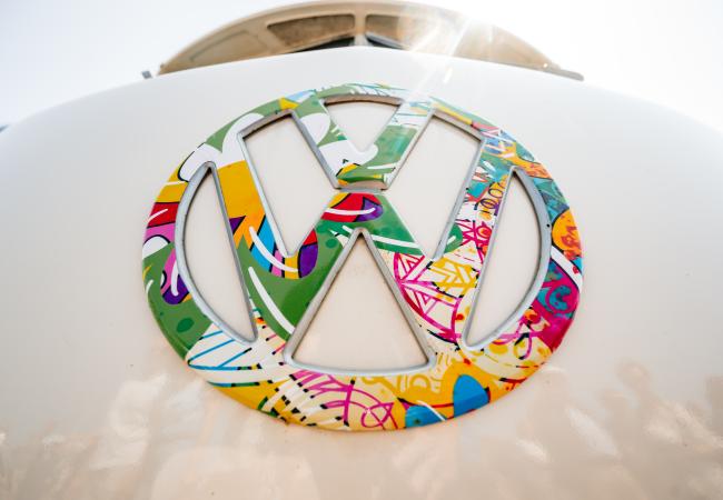 Volkswagen logo op bus Westende