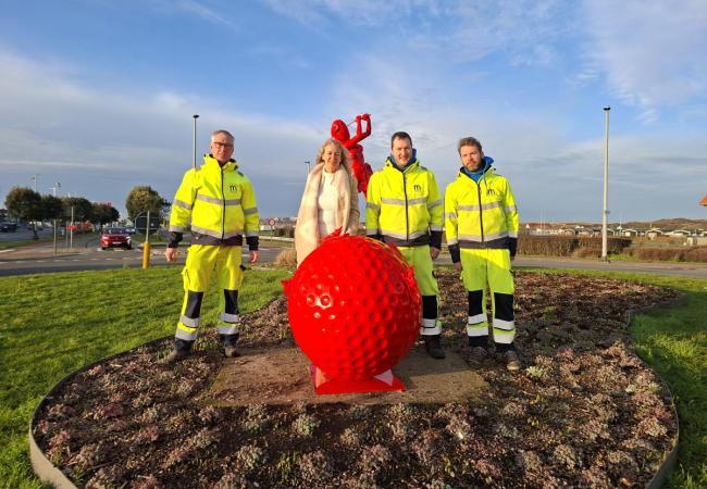 Golfmeisje krijgt golfbal 