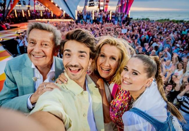 Anne De Baetzelier, Willy Sommers, Laura Tesoro en Aaron Blommaert tijdens het presenteren van Tien Om Te Zien