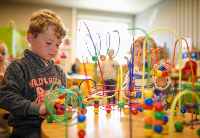 Spelende kinderen binnen boa opvang 