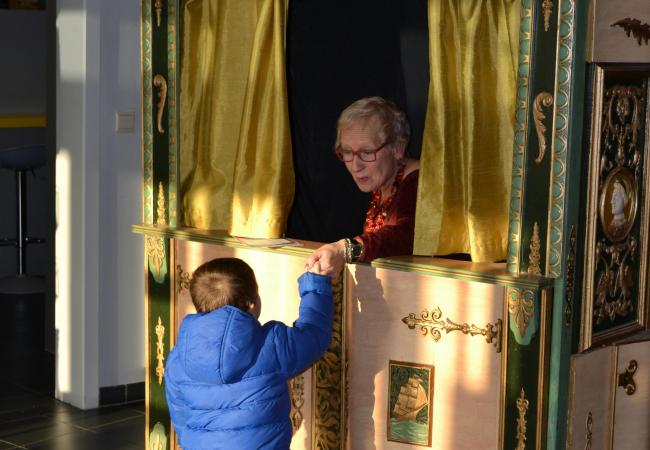 Marjan Deschacht brengt live poëzie op de wekelijkse markt © Marjan Deschacht