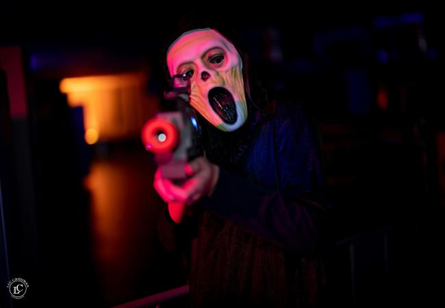 Halloween lasershoot tussen de boekenrekken © Cassiman Luc