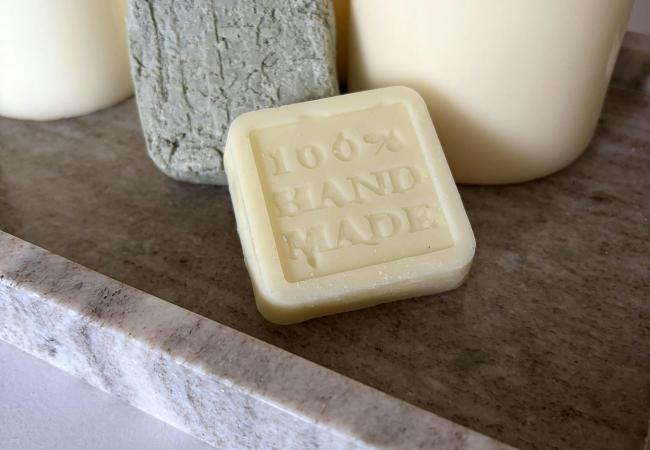 Maak je eigen shampoo bar en een conditioner bar. © Inge