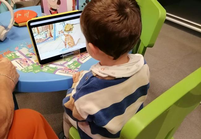 Digitale Voorleespret op groot scherm! Terug naar school, opwarmen voor 1 september. © Bibliotheek Middelkerke