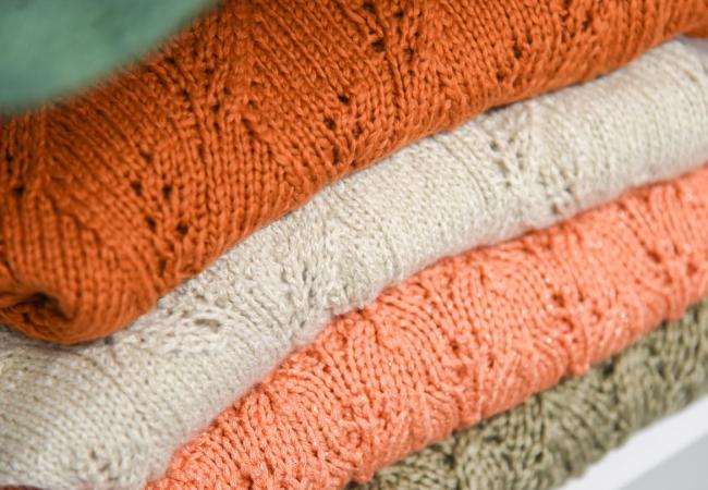 Mouwloos truitje breien met uitdagende technieken en steken © Artifix