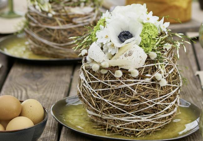 Bolvormige groendecoratie met grassen, blad ... © Bloom's - Oasis