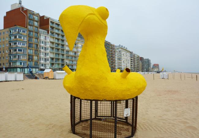 Kunstige afvalcontainers op het strand van Westende