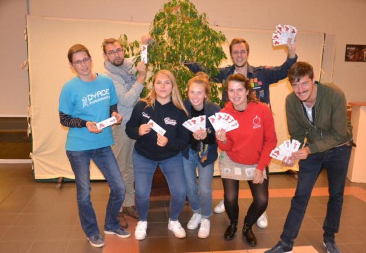 Jeugdraad verdeelt meetlatjes aan alle lagereschoolkinderen van Middelkerke