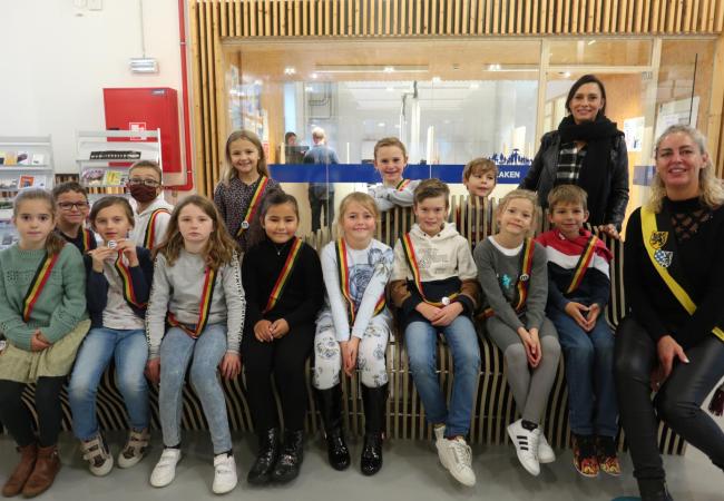 3e leerjaar De Zandloper op bezoek in het gemeentehuis