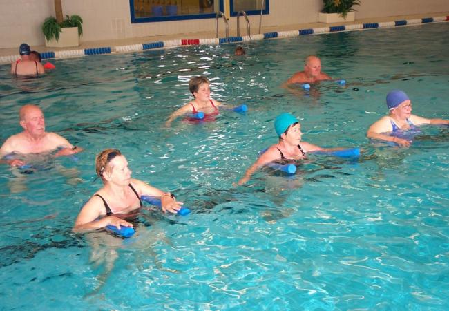 Sportdienst leert senioren zwemmen