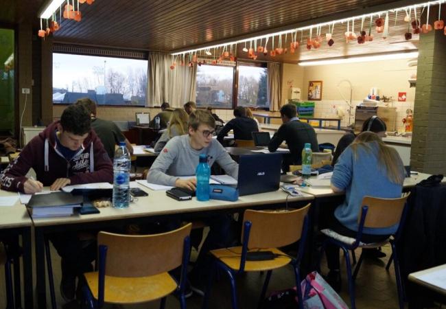 Studeren in stilte? Kom naar de gemeenteschool!