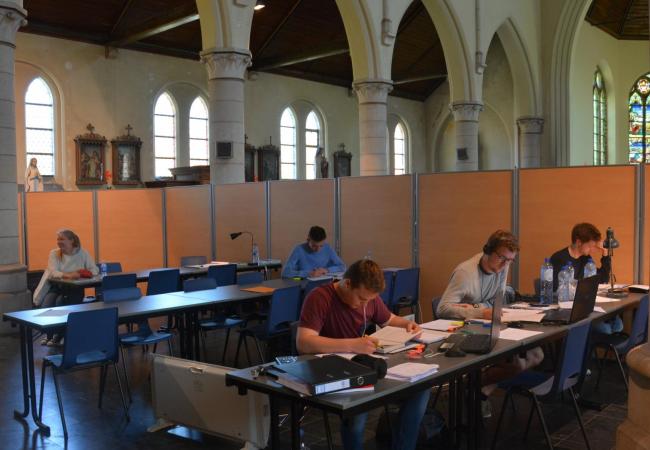 Studeren in koelte en stilte? Dat kan in de kerk van Sint-Pieters-Kapelle!