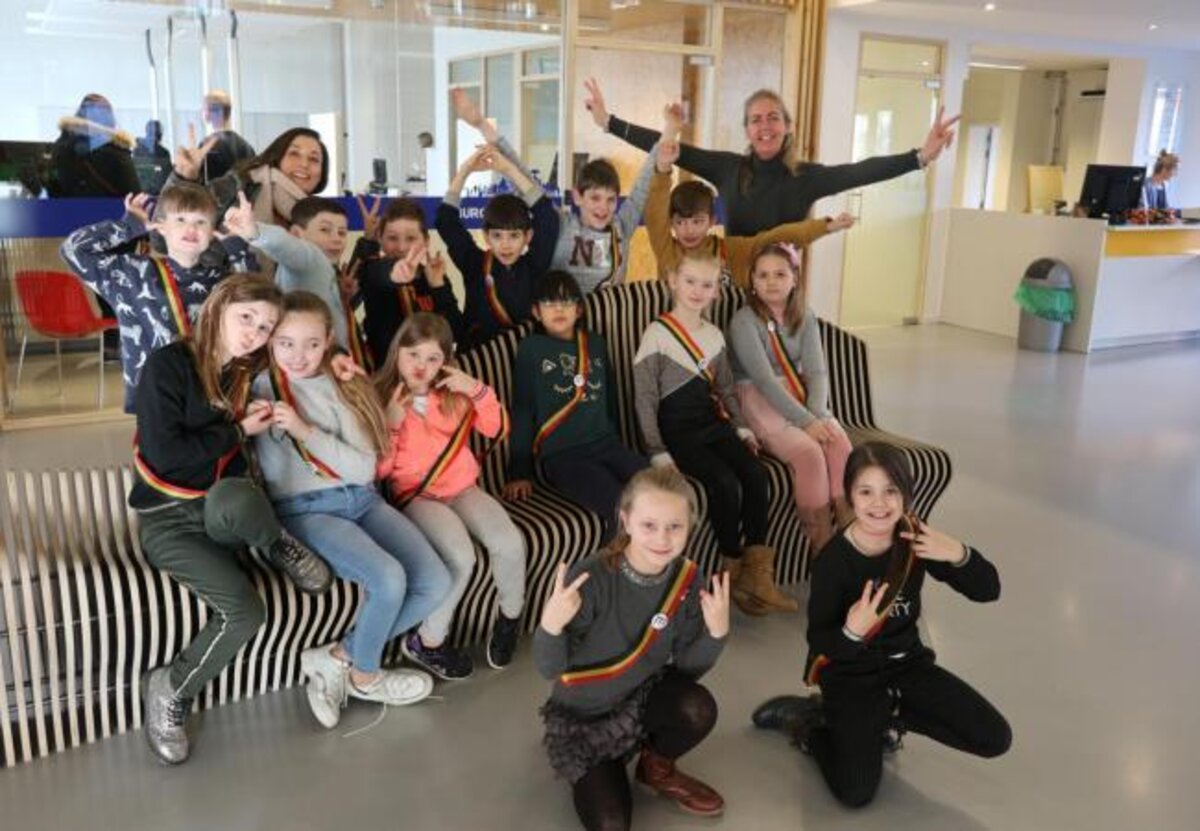 3e leerjaar gemeenteschool de Zandloper op bezoek in het gemeentehuis
