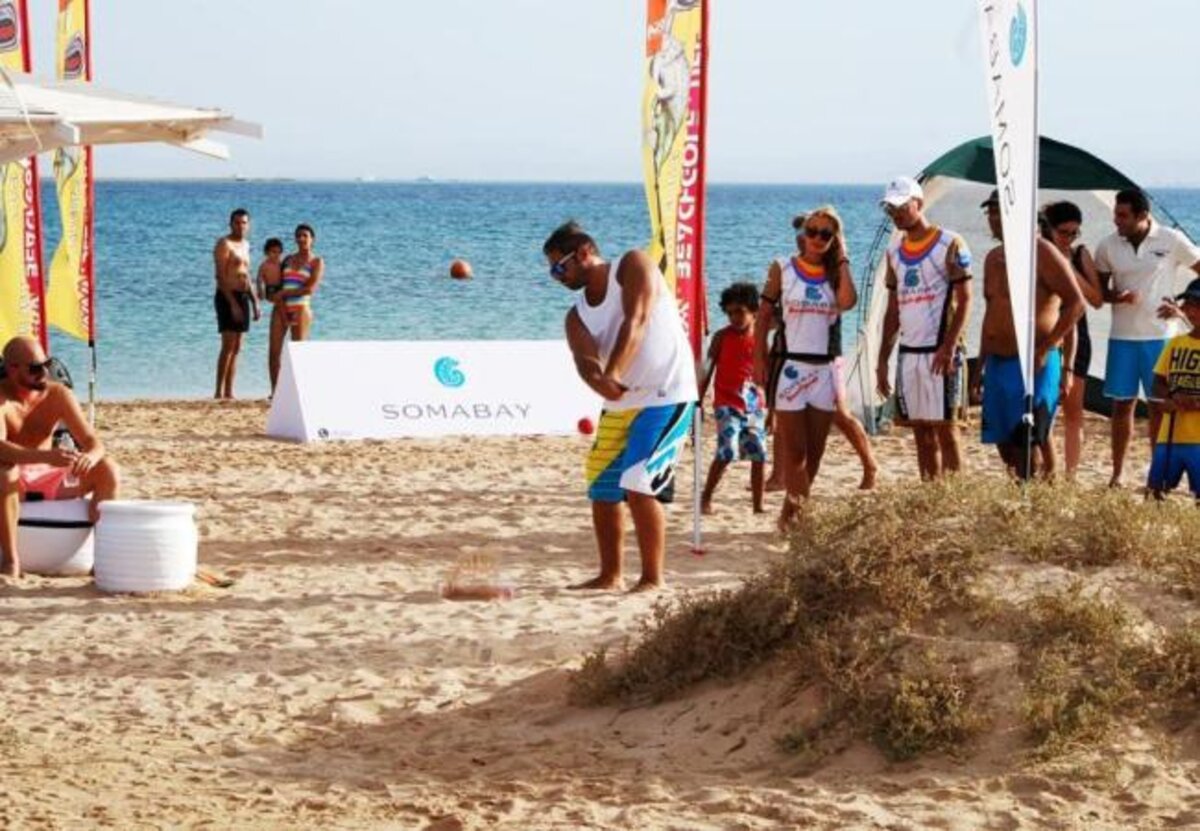 Pop-upgolfbaan op het strand tijdens de zomer