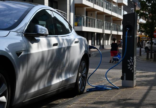 Kiezen Middelkerkenaars voor een elektrische deelauto of voor nieuwe verlichting in het gemeentehuis?