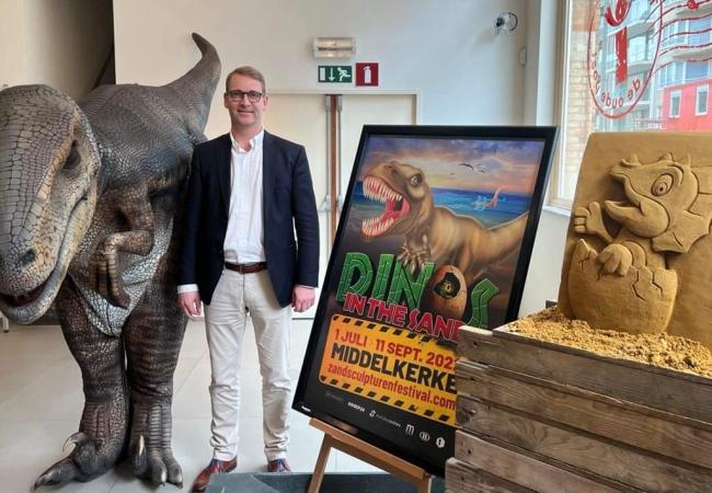 Gigantisch zandsculpturenfestival 'Dino's in het zand'