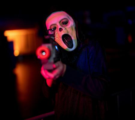 Halloween lasershoot tussen de boekenrekken © Cassiman Luc
