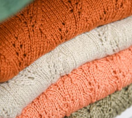 Mouwloos truitje breien met uitdagende technieken en steken © Artifix