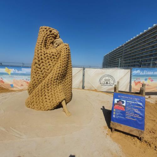 foto gemeente Middelkerke: 'Between the lines' wint EK Zandsculpturen 