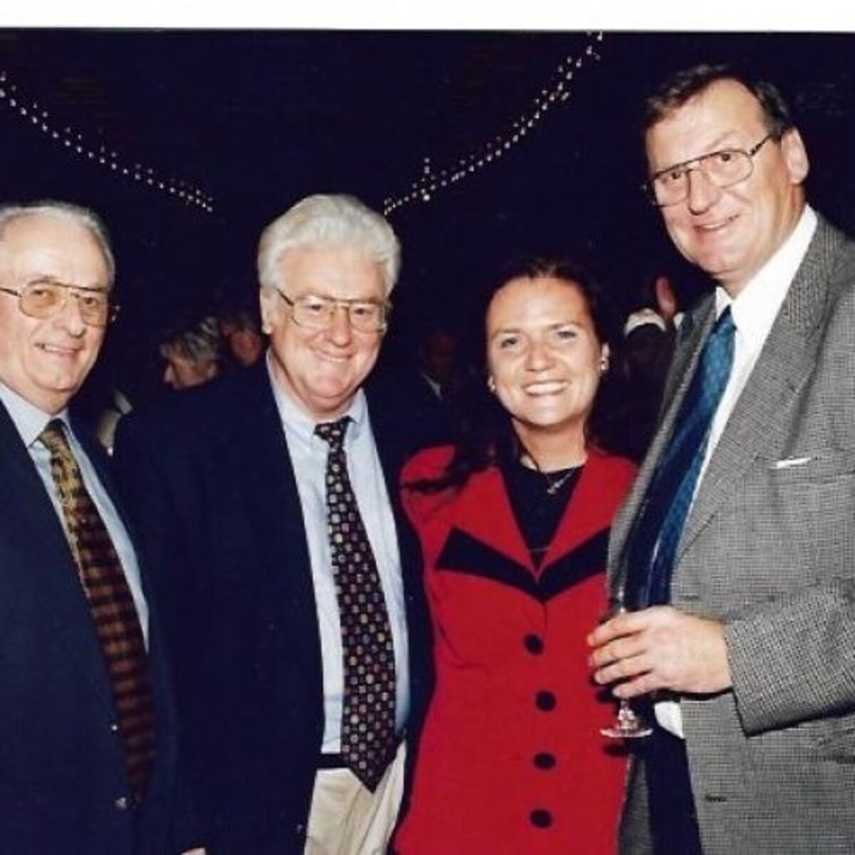 25 jaar champagneweekend: op de foto: André Muller, georges Keters, Chantal Degels en burgemeester Frank Verlinde