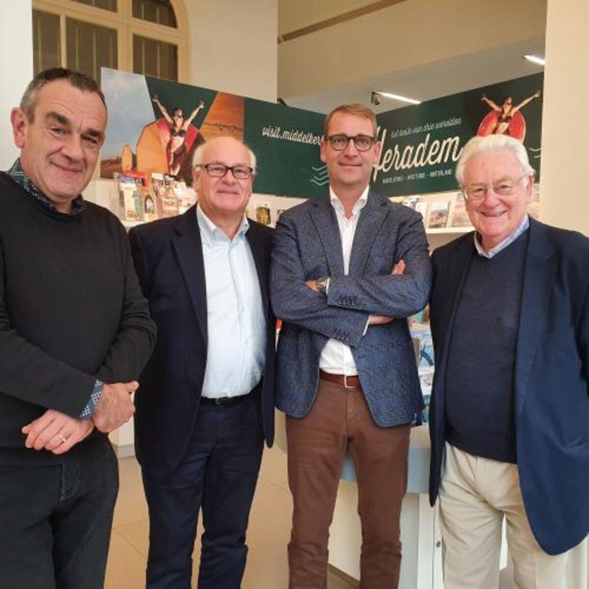 Pioniers Alain Bloeykens, Peter Germonprez en Georges Keters blikken samen met schepen Tom Dedecker vooruit op 25 jaar Champagneweekend