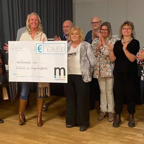 Een delegatie van de adviesraad voor toegankelijkheid en inclusie nam een cheque van € 6068 in ontvangst uit handen van schepen Natacha Lejaeghere.