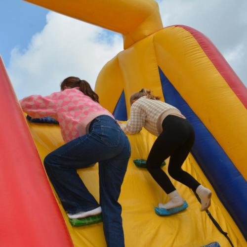 Kinderen op springkasteel