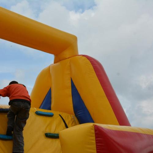 Jongere op springkasteel