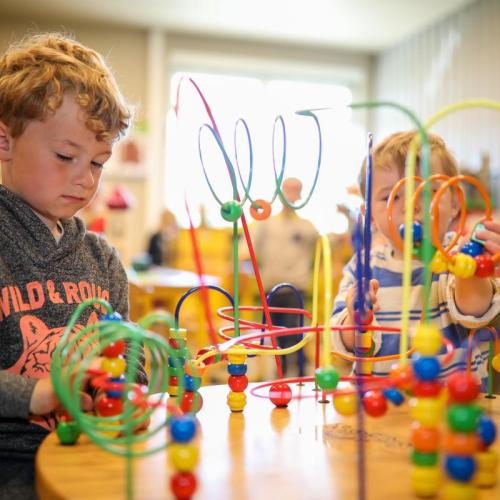 Spelende kinderen binnen boa opvang 