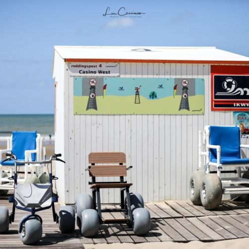 foto Luc Cassiman van strandrolstoelen bij een houten cabine