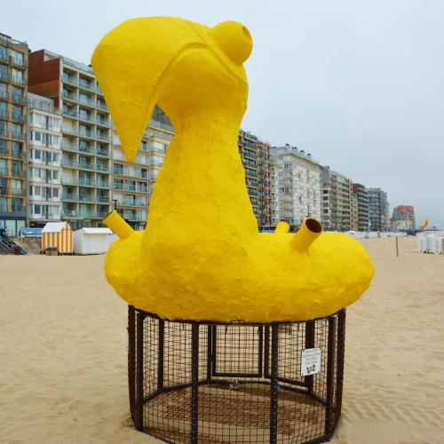 Kunstige afvalcontainers op het strand van Westende