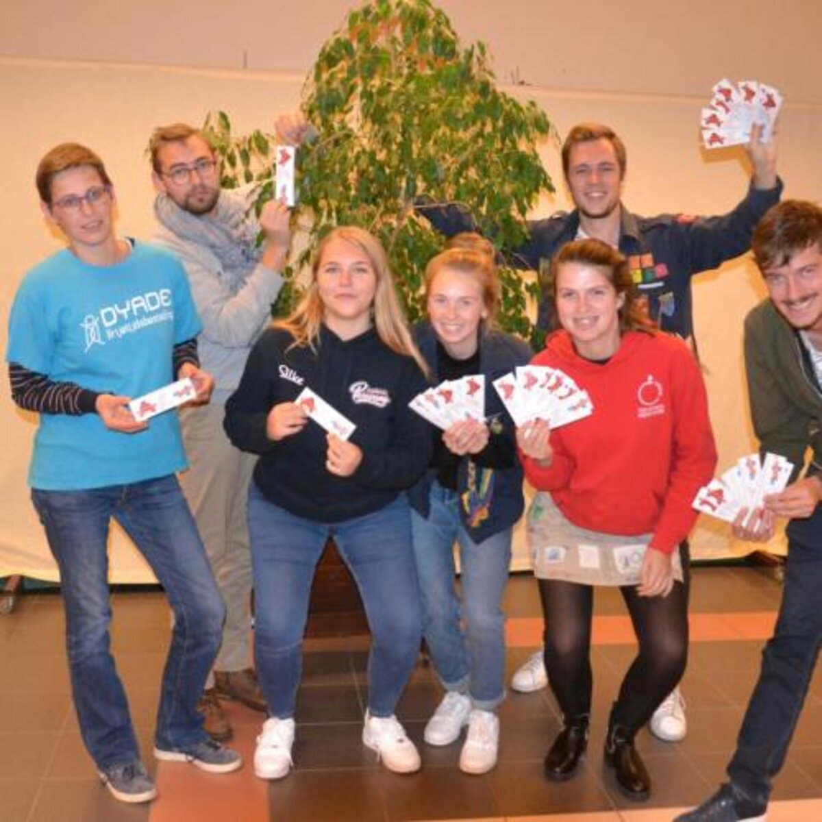 Jeugdraad verdeelt meetlatjes aan alle lagereschoolkinderen van Middelkerke