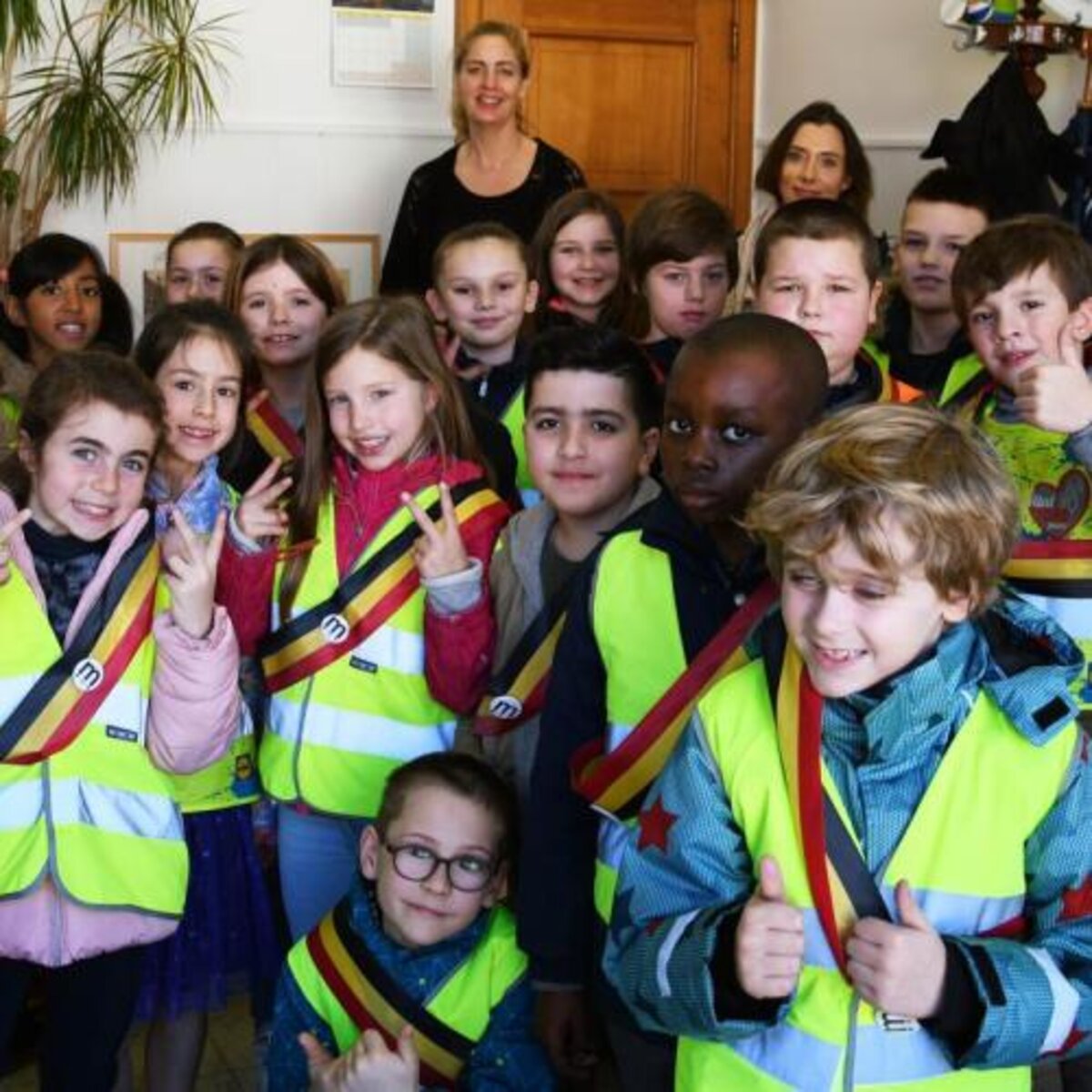 3e leerjaar gemeenteschool de Zandloper op bezoek in het gemeentehuis