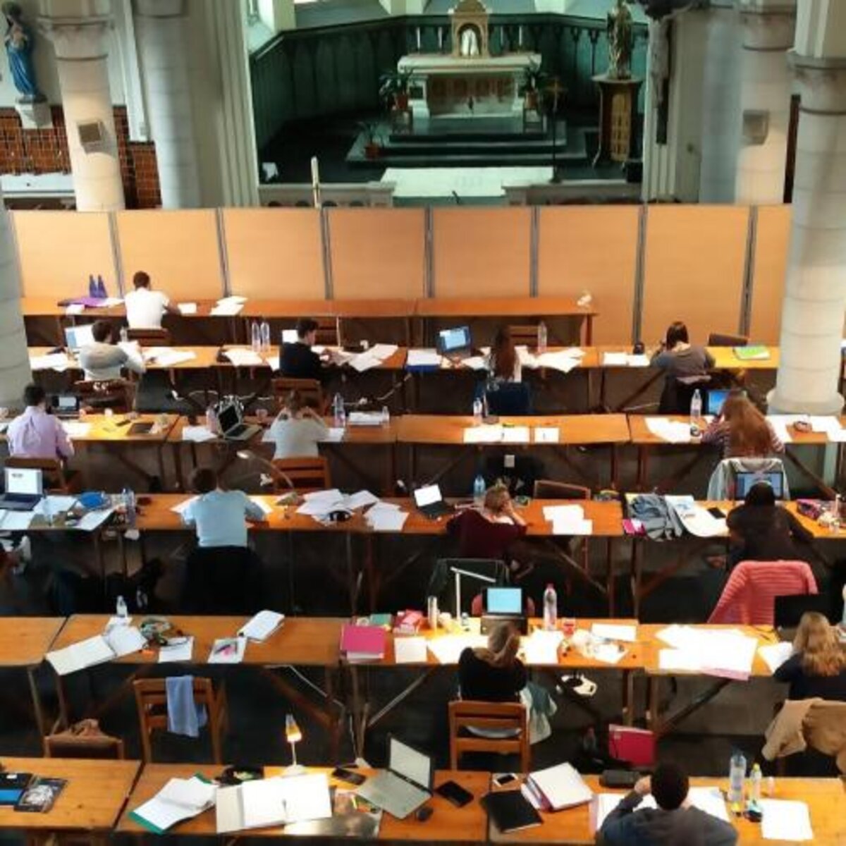 Studeren in koelte en stilte? Dat kan in de kerk van Sint-Pieters-Kapelle!