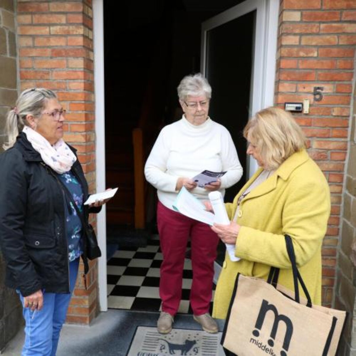 Hartverwarmend bezoek aan Middelkerkse 80-plussers