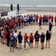 Jongeren luisteren naar briefing op het strand
